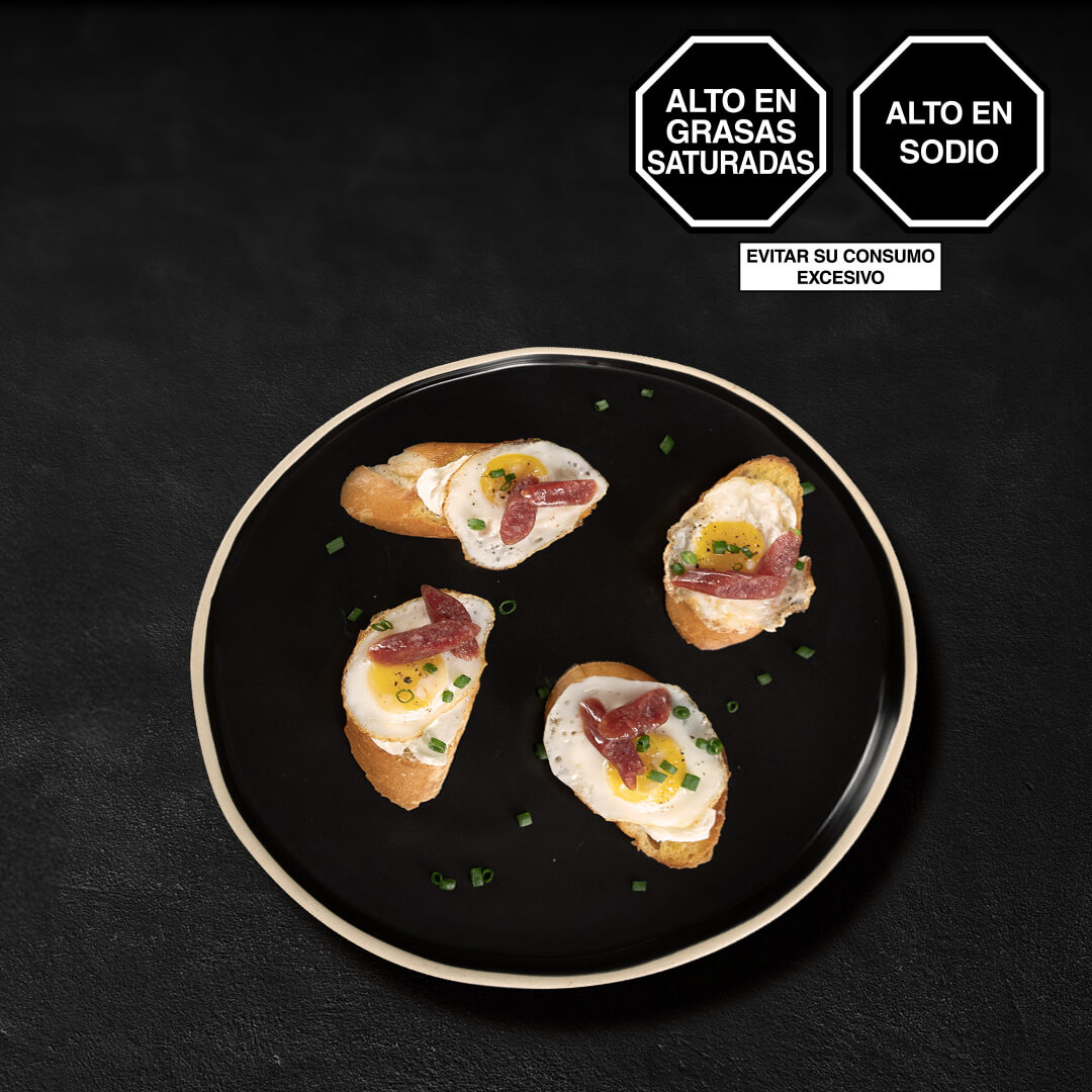 Tapas de Cabanossi con huevos de codorniz y cebollín